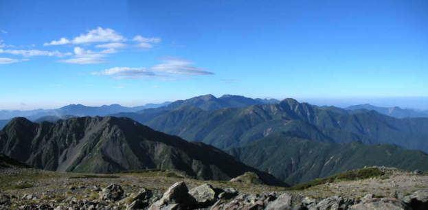 �����x�ւ̏c���H�Ɠ�A�암�̎R